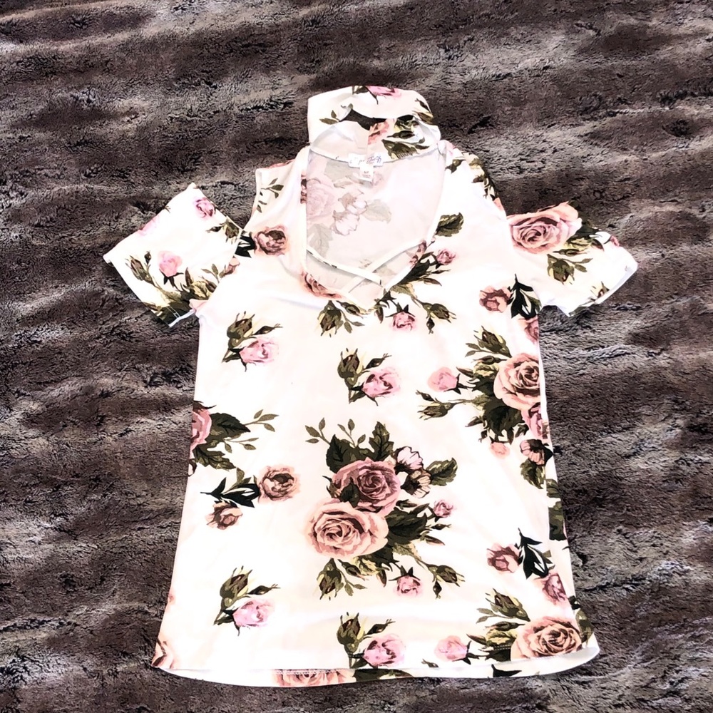 Cute top Floral cutout Small